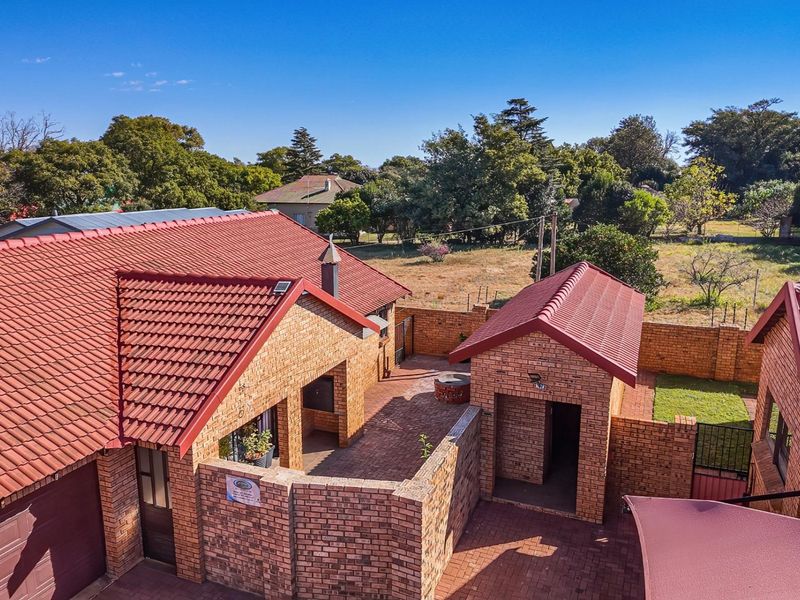 Charming, secure move-in-ready gem with no levies - Photo 2