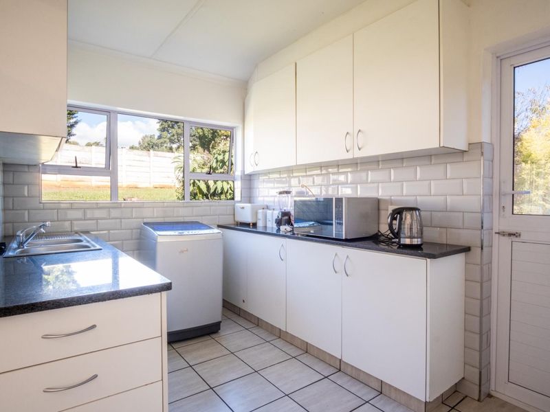 Spacious 4-Bedroom Family Home with Home Office in Merrivale Heights - Photo 9