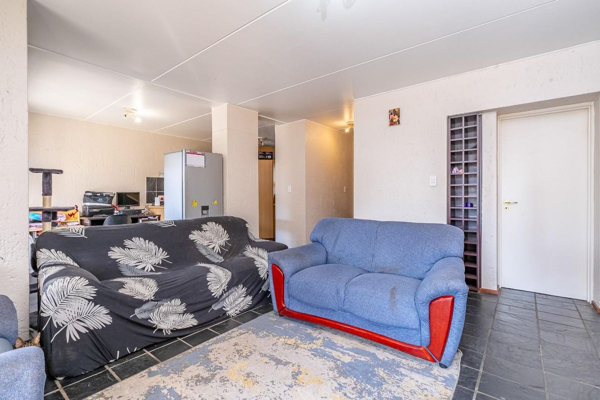 Spacious and secure 2 bed 2 bath ground floor apartment - Photo 3