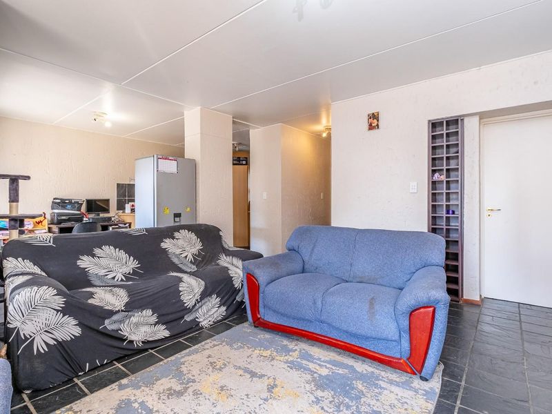 Spacious and secure 2 bed 2 bath ground floor apartment - Photo 3
