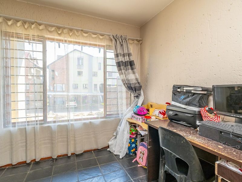Spacious and secure 2 bed 2 bath ground floor apartment - Photo 10