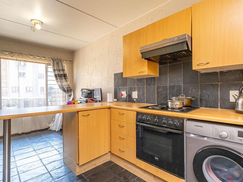 Spacious and secure 2 bed 2 bath ground floor apartment - Photo 9
