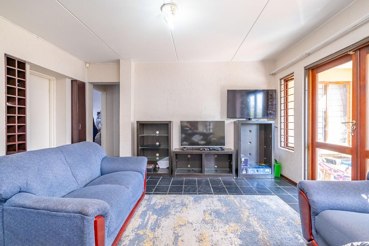 Spacious and secure 2 bed 2 bath ground floor apartment - Photo 4
