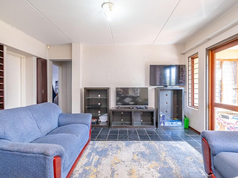 Spacious and secure 2 bed 2 bath ground floor apartment - Photo 4