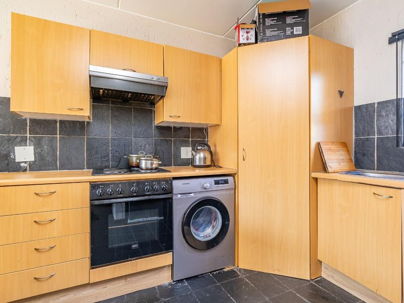 Spacious and secure 2 bed 2 bath ground floor apartment - Photo 7