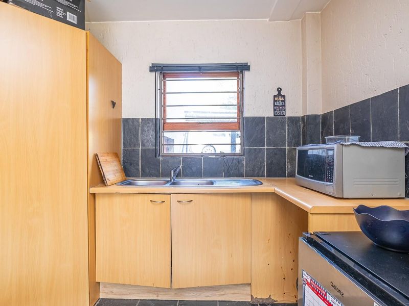 Spacious and secure 2 bed 2 bath ground floor apartment - Photo 8