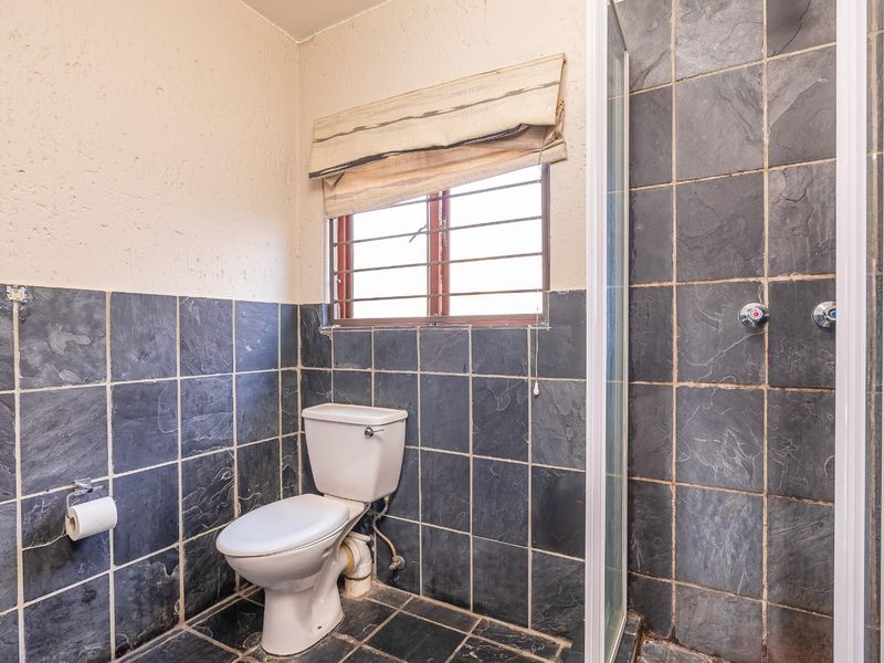 Spacious and secure 2 bed 2 bath ground floor apartment - Photo 6