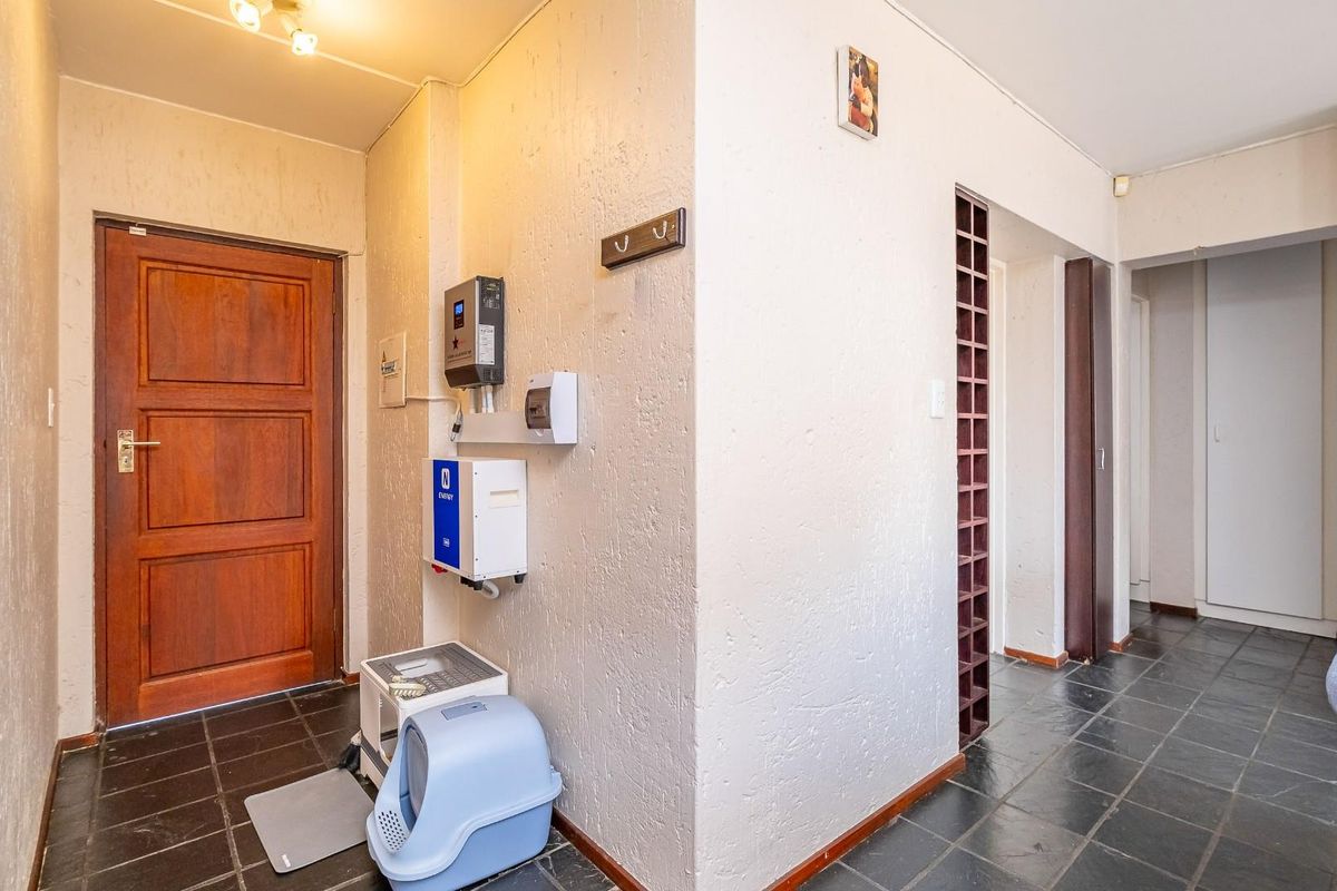 Spacious and secure 2 bed 2 bath ground floor apartment - Photo 5