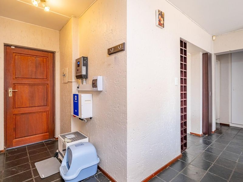 Spacious and secure 2 bed 2 bath ground floor apartment - Photo 5