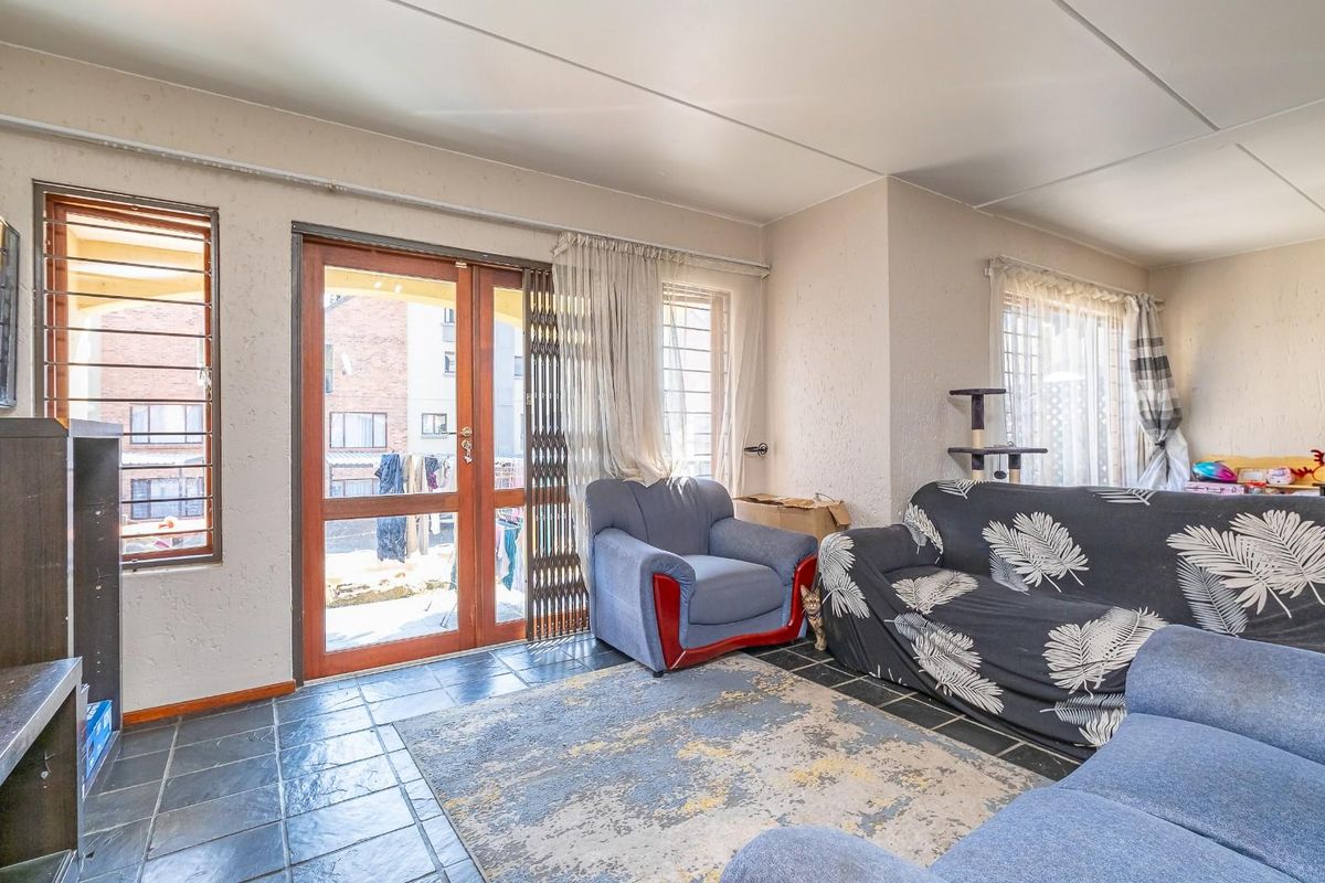 Spacious and secure 2 bed 2 bath ground floor apartment - Photo 2