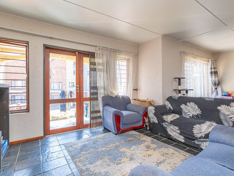 Spacious and secure 2 bed 2 bath ground floor apartment - Photo 2