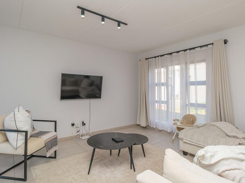 Spacious 4 Bedroom Duplex with Private Garden and Exceptional Lifestyle - Photo 2