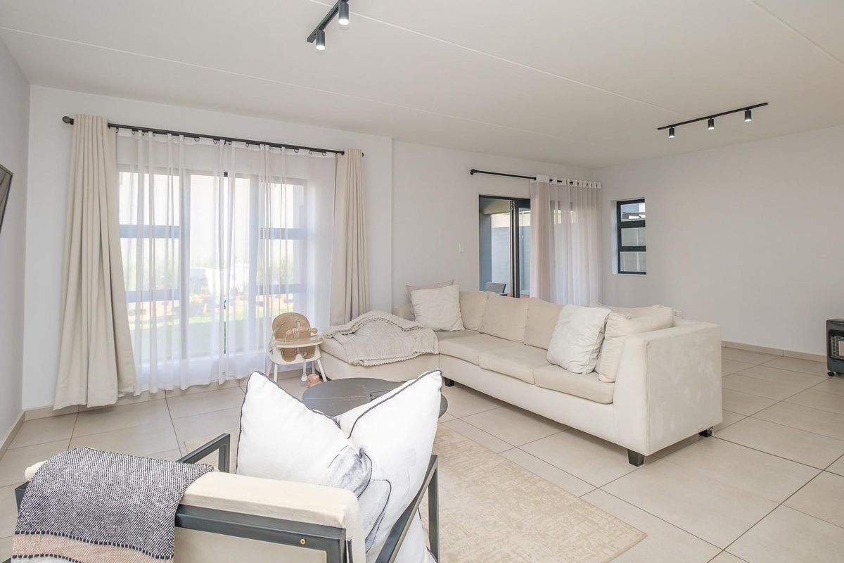 Spacious 4 Bedroom Duplex with Private Garden and Exceptional Lifestyle - Photo 3