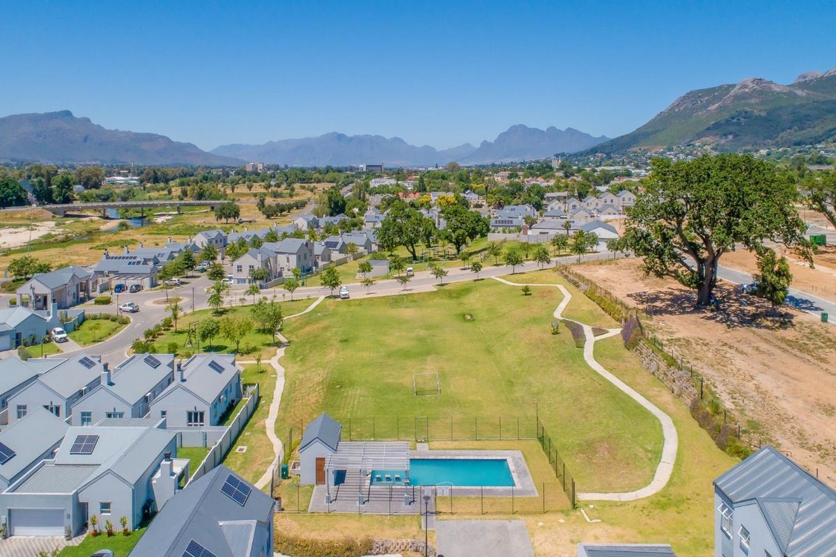 FOR SALE - 2 bedroom Oak Lodges, Honeydew Country Estate - Photo 2