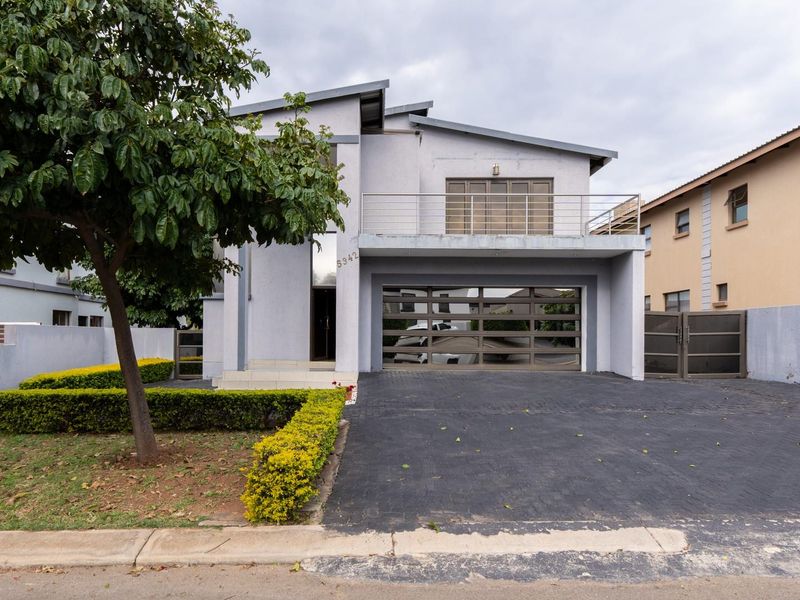 Luxurious 4-Bedroom Double-Storey Residence in Woodhill Estate - Photo 1