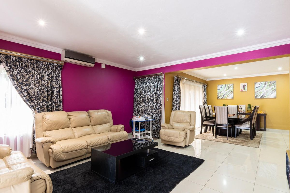 Luxurious 4-Bedroom Double-Storey Residence in Woodhill Estate - Photo 3