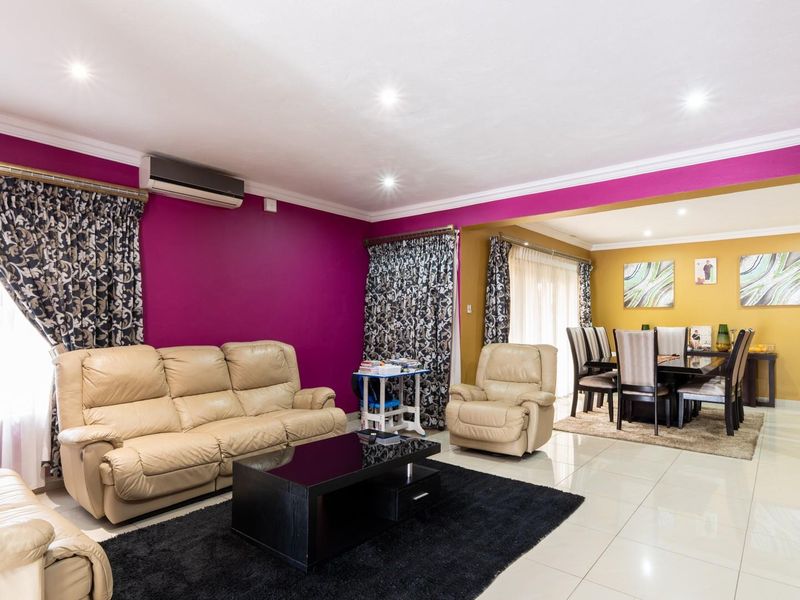 Luxurious 4-Bedroom Double-Storey Residence in Woodhill Estate - Photo 3