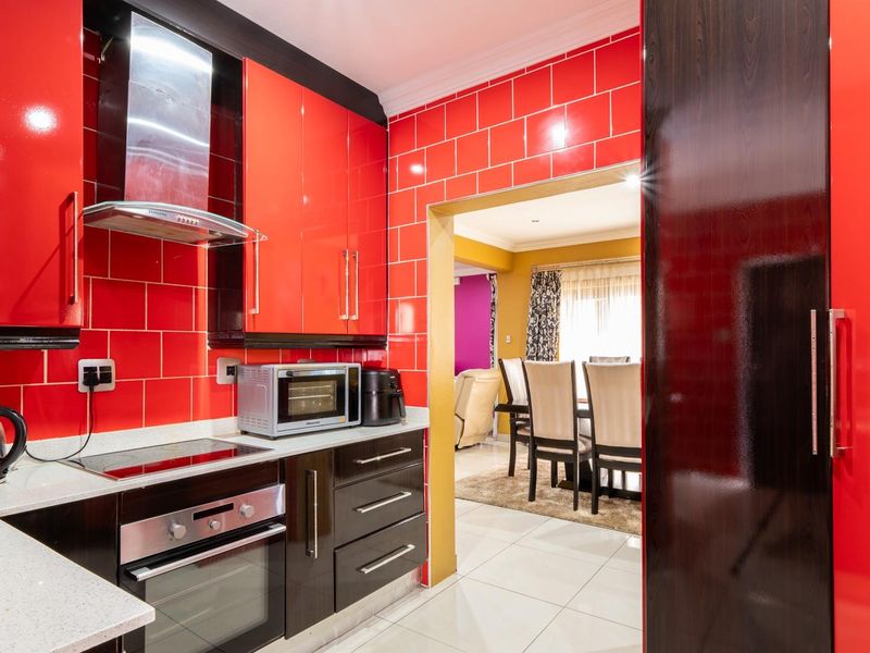 Luxurious 4-Bedroom Double-Storey Residence in Woodhill Estate - Photo 8