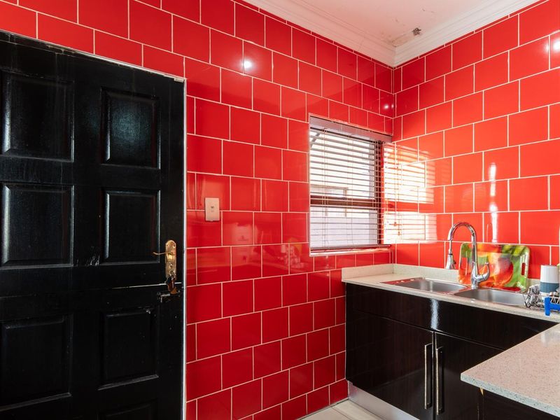 Luxurious 4-Bedroom Double-Storey Residence in Woodhill Estate - Photo 9