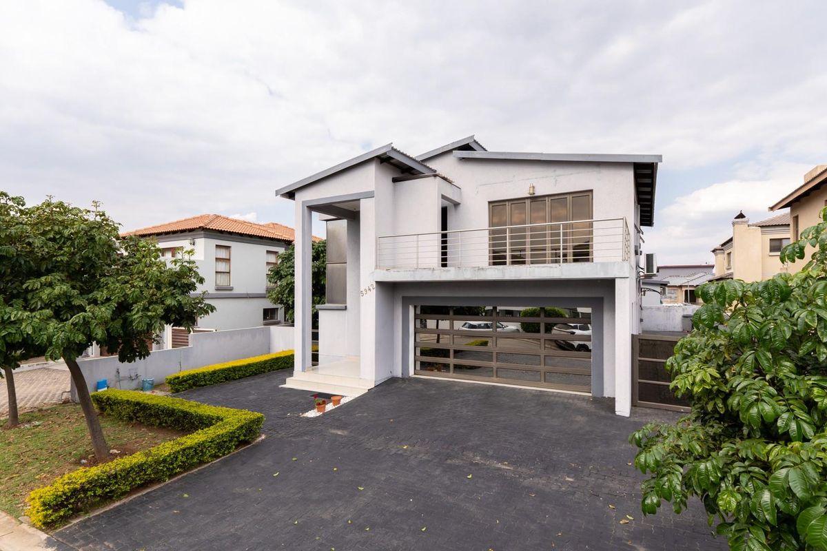 Luxurious 4-Bedroom Double-Storey Residence in Woodhill Estate - Photo 2