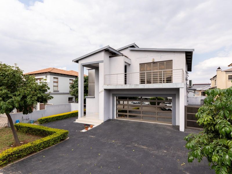 Luxurious 4-Bedroom Double-Storey Residence in Woodhill Estate - Photo 2