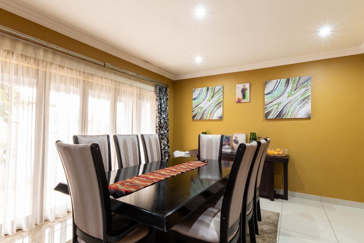 Luxurious 4-Bedroom Double-Storey Residence in Woodhill Estate - Photo 5