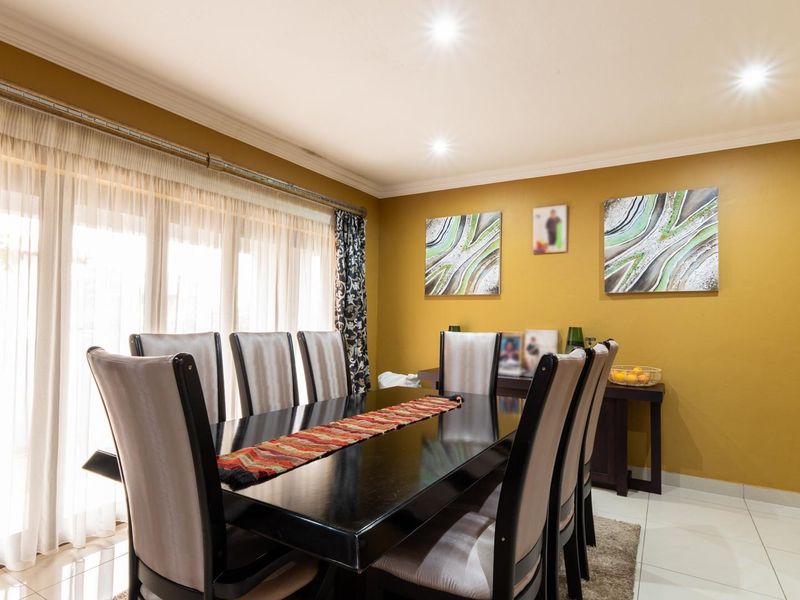Luxurious 4-Bedroom Double-Storey Residence in Woodhill Estate - Photo 5
