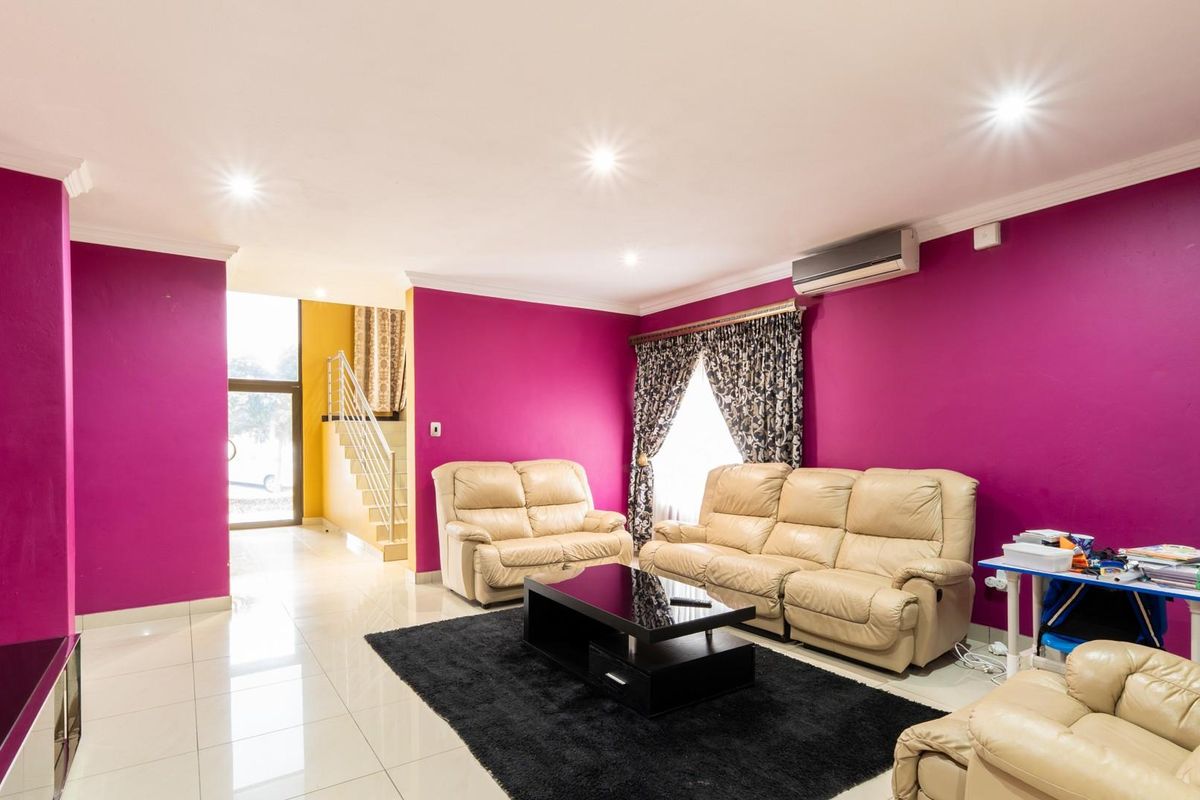 Luxurious 4-Bedroom Double-Storey Residence in Woodhill Estate - Photo 4