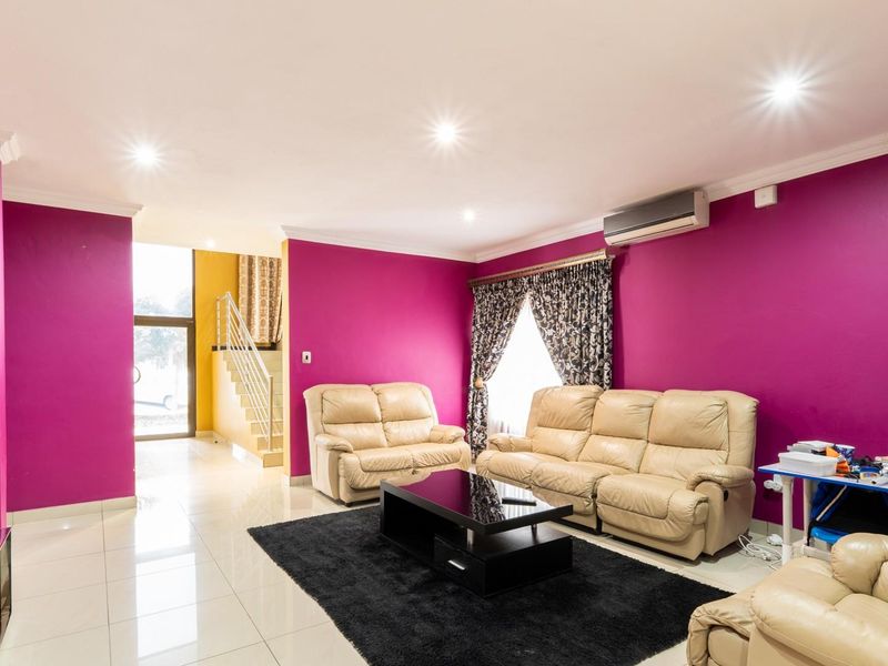 Luxurious 4-Bedroom Double-Storey Residence in Woodhill Estate - Photo 4