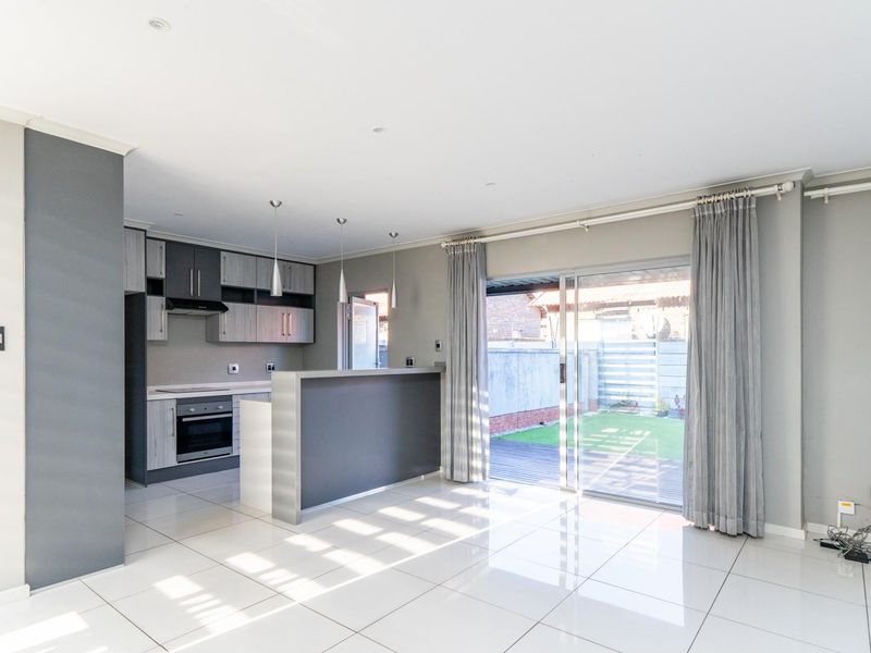 Contemporary Family Living in the Heart of Bendor - Photo 4