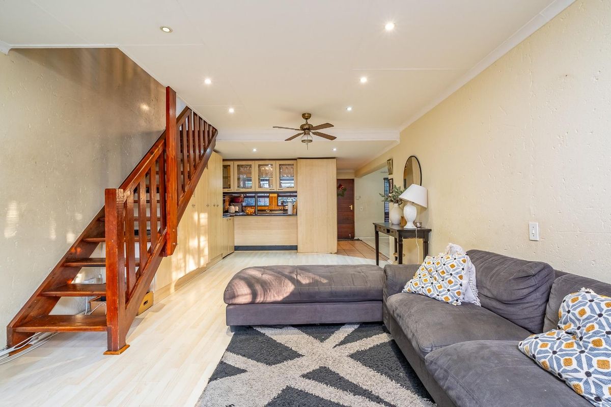 Spacious Loft Apartment with Exceptional Outdoor Living - Photo 2