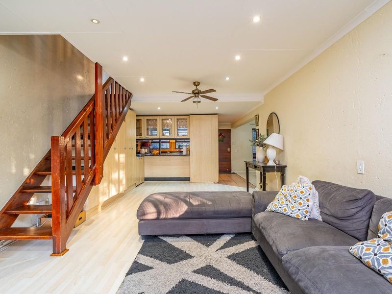 Spacious Loft Apartment with Exceptional Outdoor Living - Photo 2