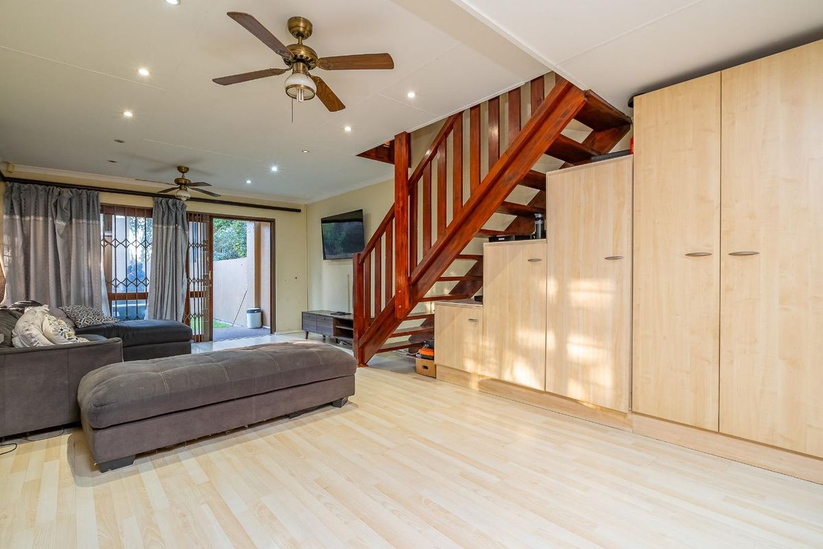 Spacious Loft Apartment with Exceptional Outdoor Living - Photo 5