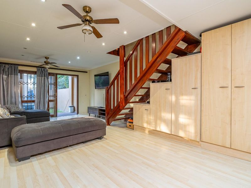 Spacious Loft Apartment with Exceptional Outdoor Living - Photo 5