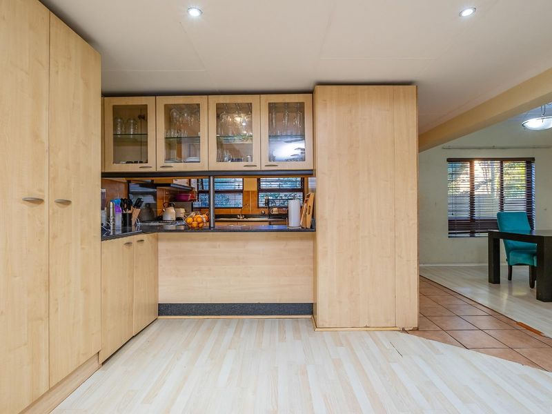 Spacious Loft Apartment with Exceptional Outdoor Living - Photo 10