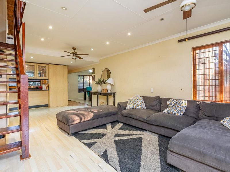 Spacious Loft Apartment with Exceptional Outdoor Living - Photo 6