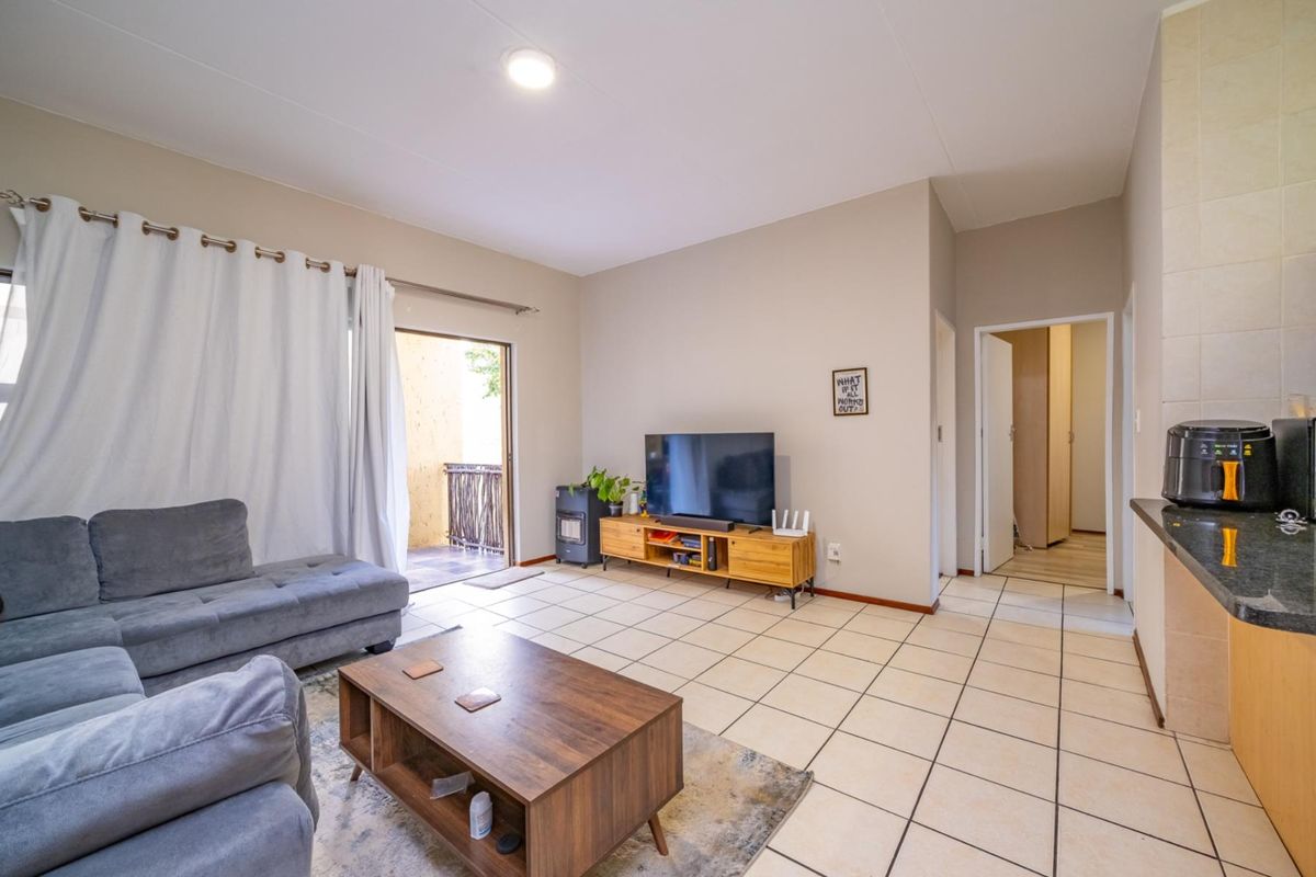 Light Filled First Floor Apartment in Popular Pine Slopes Complex - Photo 2