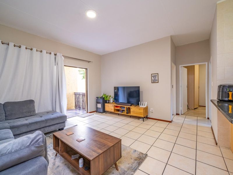 Light Filled First Floor Apartment in Popular Pine Slopes Complex - Photo 2