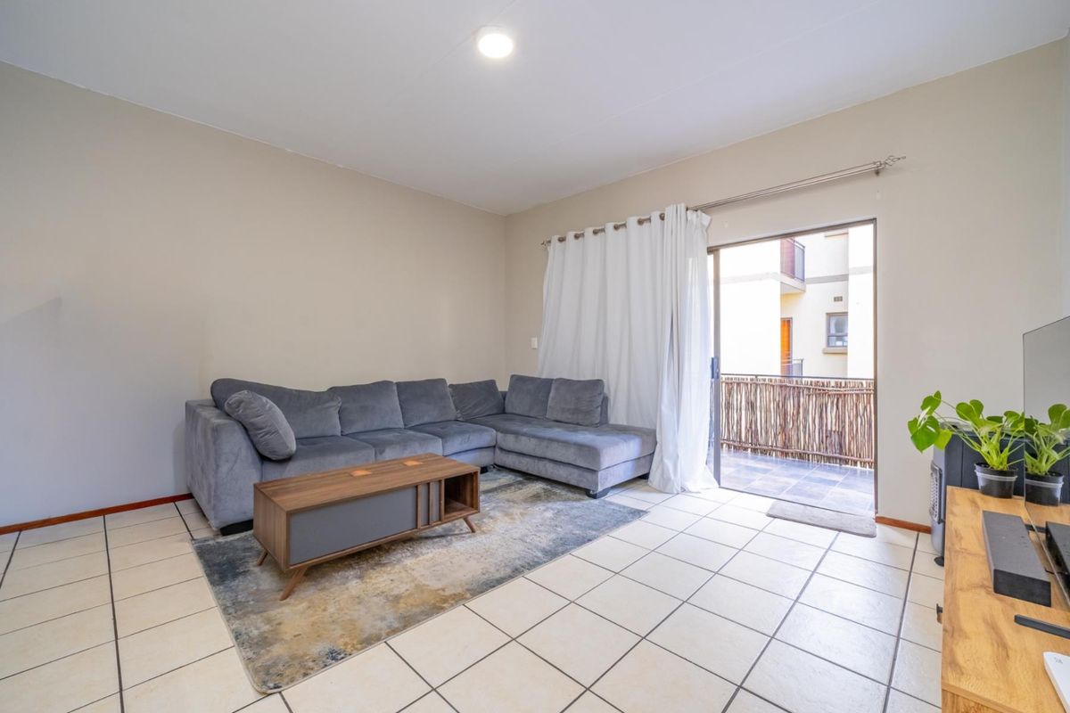 Light Filled First Floor Apartment in Popular Pine Slopes Complex - Photo 5