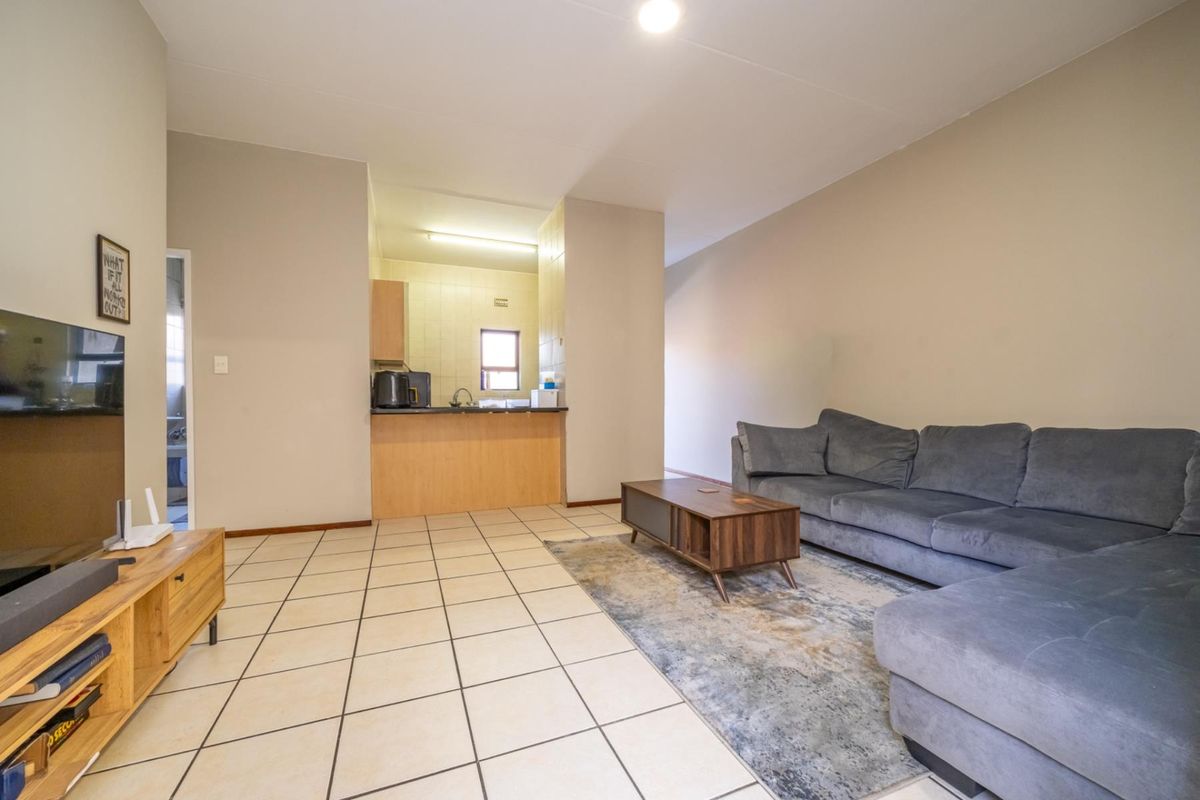 Light Filled First Floor Apartment in Popular Pine Slopes Complex - Photo 4