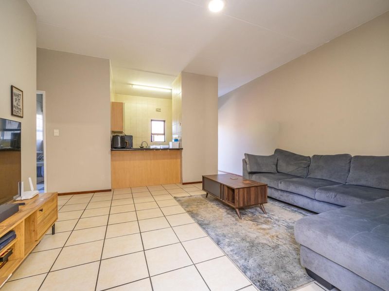 Light Filled First Floor Apartment in Popular Pine Slopes Complex - Photo 4