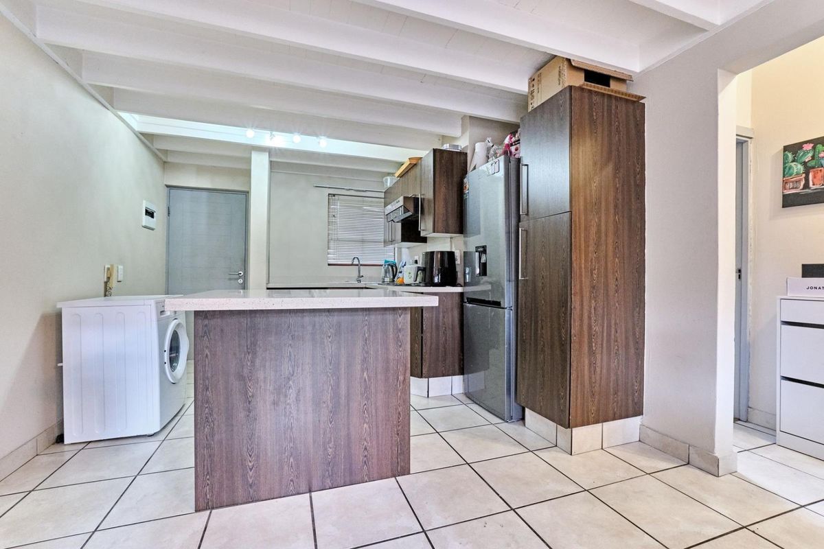 Secure Estate Living, Modern 2-Bedroom Loft Townhouse - Photo 2