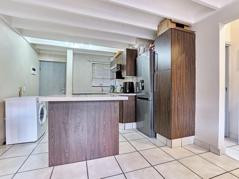 Secure Estate Living, Modern 2-Bedroom Loft Townhouse - Photo 2