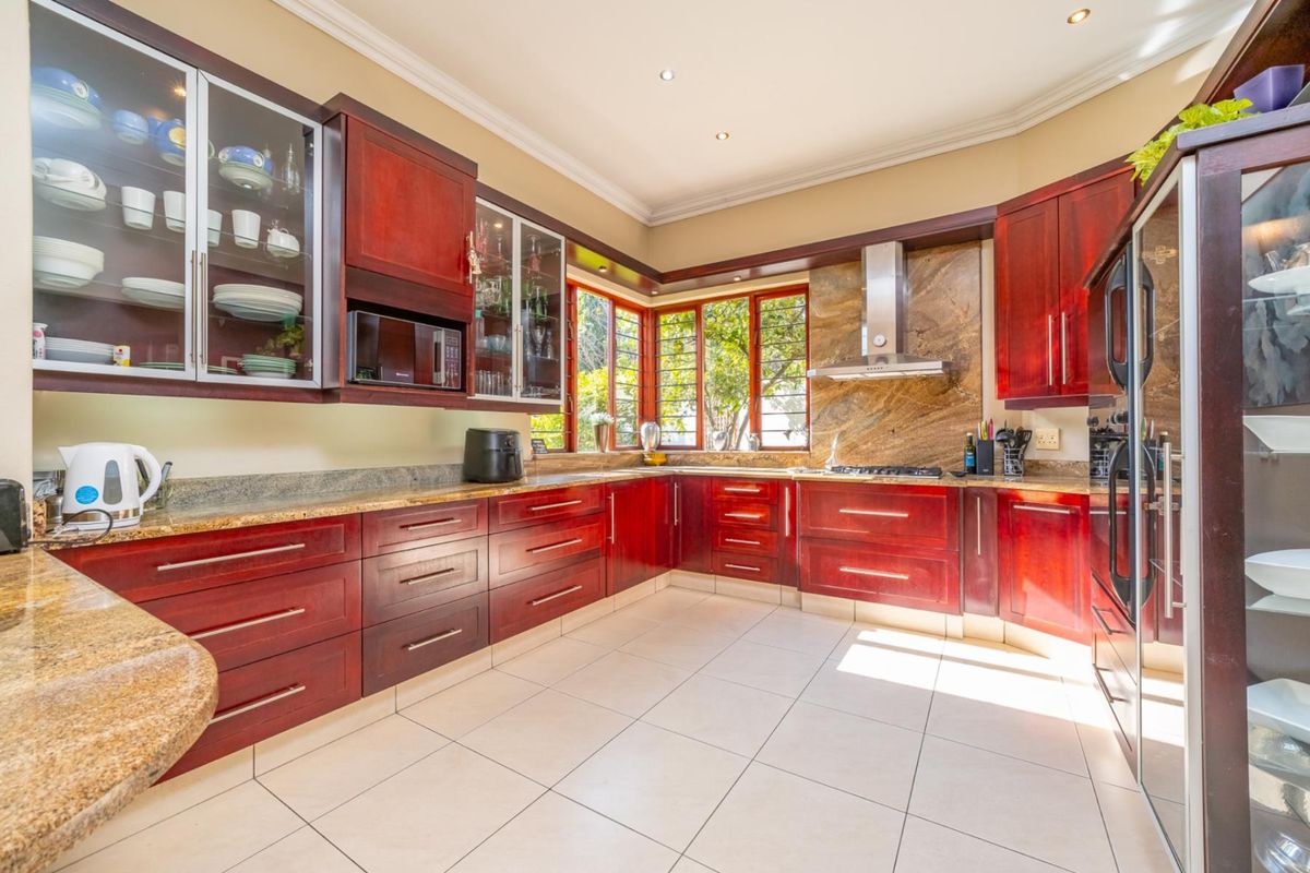 Charming and Spacious Family Home in Eagle Trace Estate - Photo 3