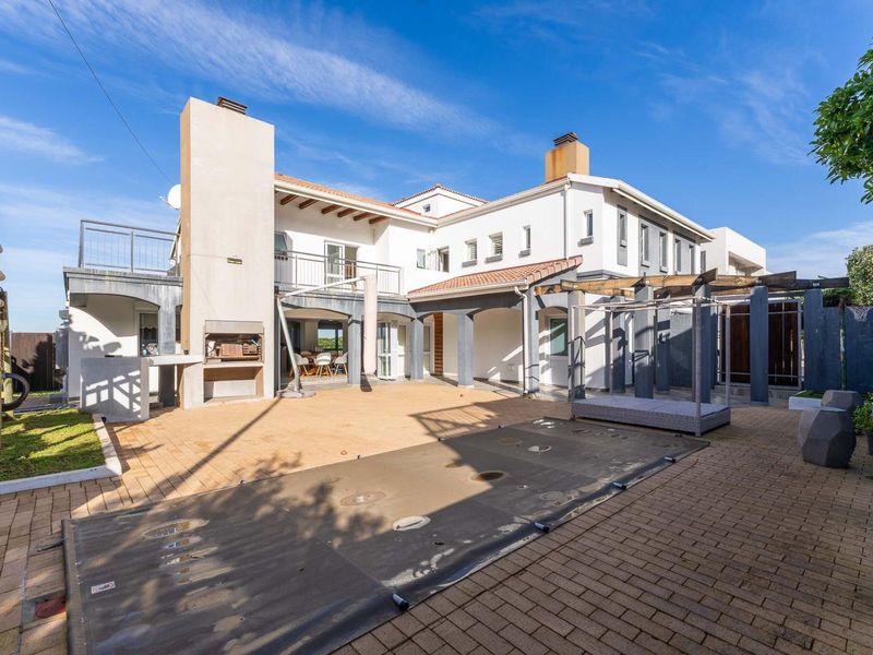 A rare coastal villa on the beach in Glentana - Photo 2