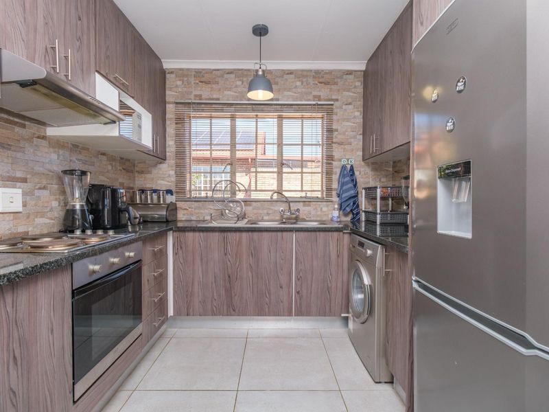 2 Bedroom 1 Full Bathroom 1 Lock-up Garage Unit for Sale in the Reeds - Photo 5