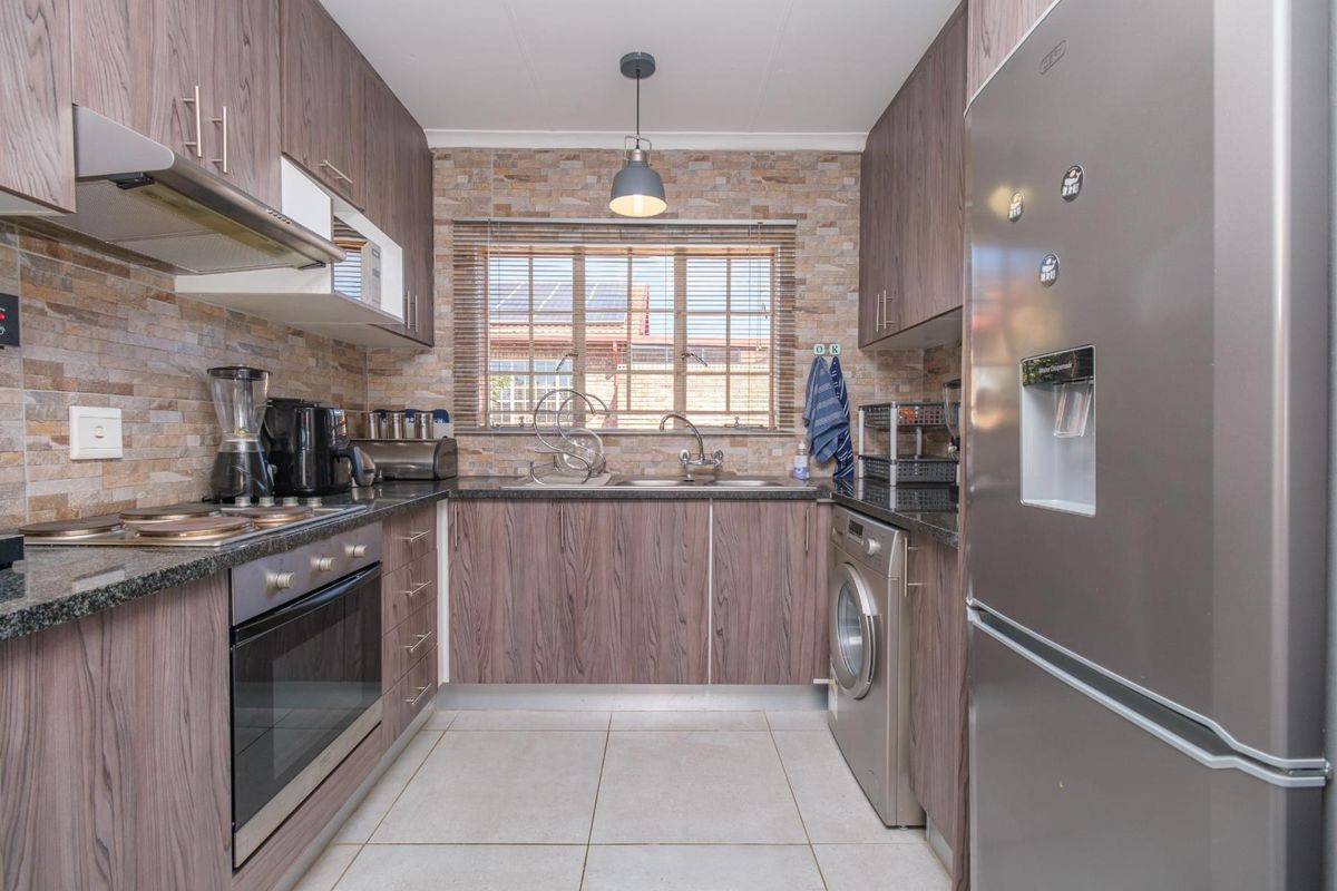 2 Bedroom 1 Full Bathroom 1 Lock-up Garage Unit for Sale in the Reeds - Photo 5