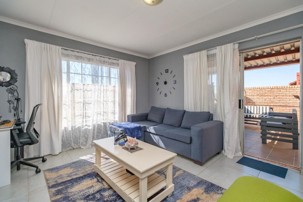 2 Bedroom 1 Full Bathroom 1 Lock-up Garage Unit for Sale in the Reeds - Photo 3