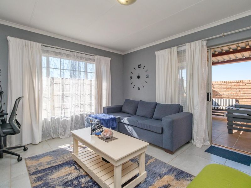 2 Bedroom 1 Full Bathroom 1 Lock-up Garage Unit for Sale in the Reeds - Photo 3