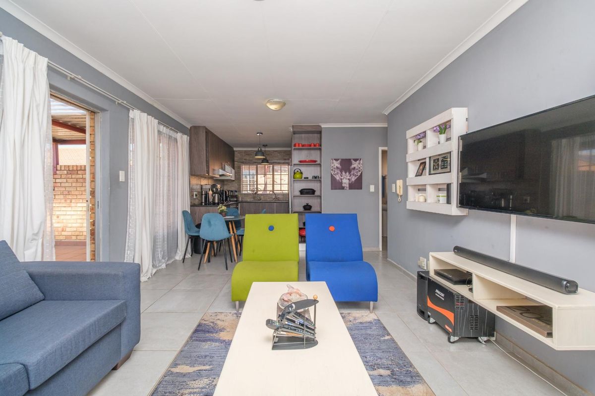 2 Bedroom 1 Full Bathroom 1 Lock-up Garage Unit for Sale in the Reeds - Photo 2